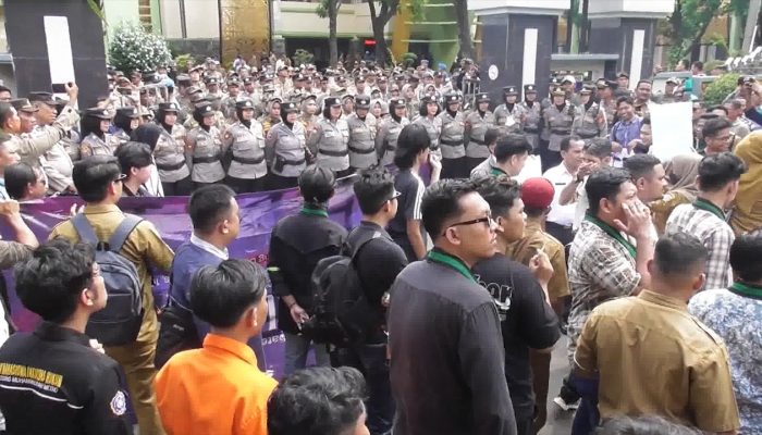 Ratusan Honorer Metro Tolak Pemberhentian, Wali Kota Janji 540 Honorer Kembali Bekerja