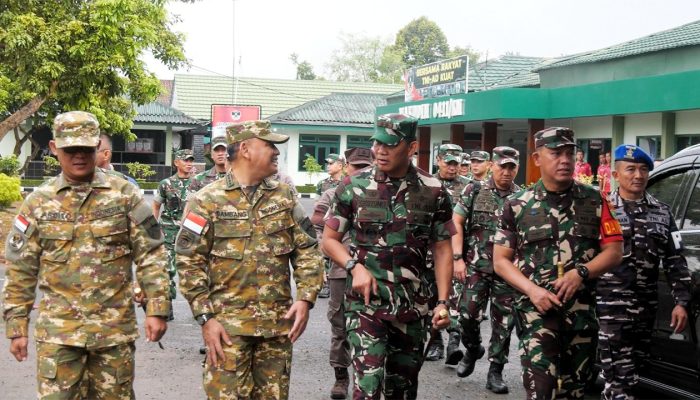 Kodam XXI/Radin Inten Gelar Bakti Sosial HUT TNI ke-80 di Makodim 0411/KM