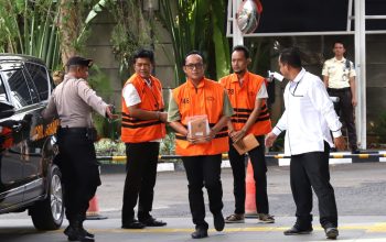 KPK Geledah Rumah Dinas Hingga Kantor Bupati Lampung Tengah